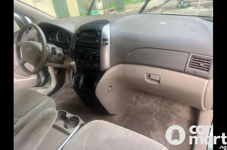 2007 Foreign-used Toyota Sienna CE - 2/5