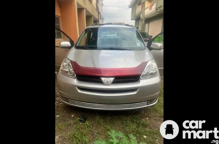 2005 Foreign-used Toyota Sienna LE - 1/5