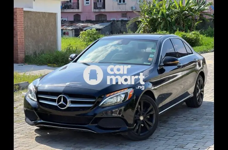 One month registered 2016 Mercedes Benz C300 - 2/4