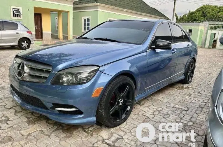 SUPER CLEAN 2010 MERCEDES BENZ C300 - 2/5