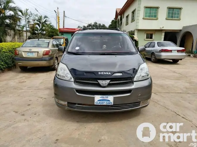 Super Clean 2004 Toyota Sienna - 2/5