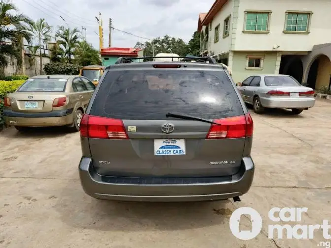 Super Clean 2004 Toyota Sienna - 4/5