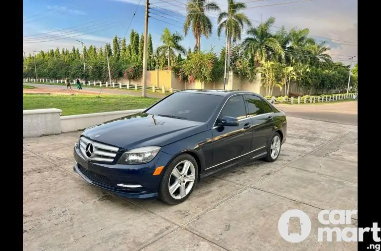 SUPER CLEAN 2010 MERCEDES BENZ C300 - 1/5