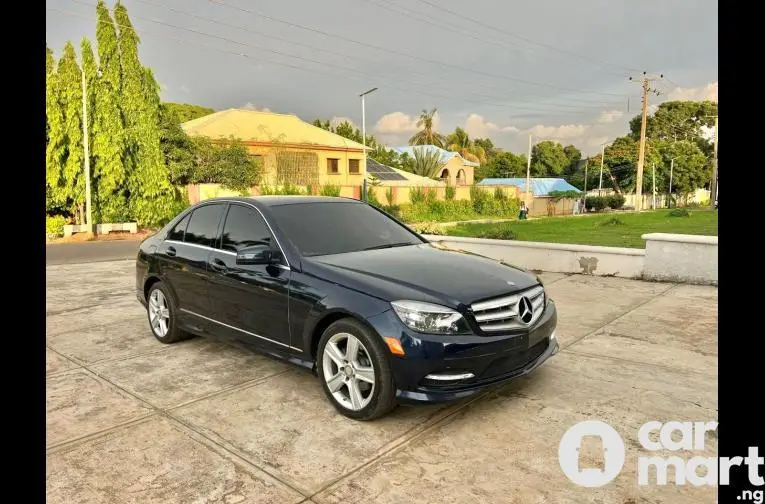 SUPER CLEAN 2010 MERCEDES BENZ C300 - 2/5