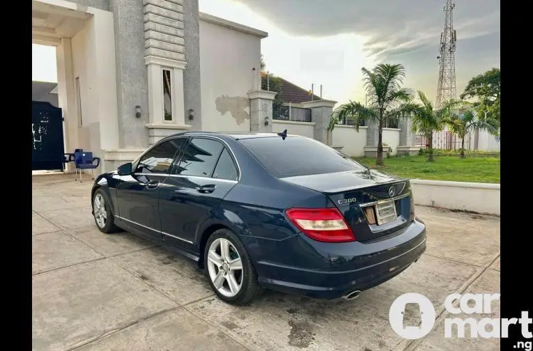 SUPER CLEAN 2010 MERCEDES BENZ C300 - 5/5