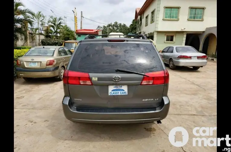 Super Clean Used Toyota Sienna - 2/5