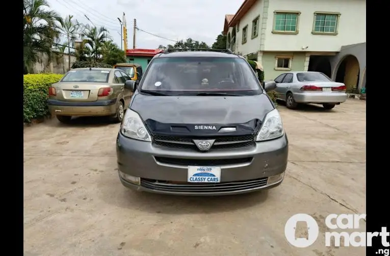 Super Clean Used Toyota Sienna - 3/5