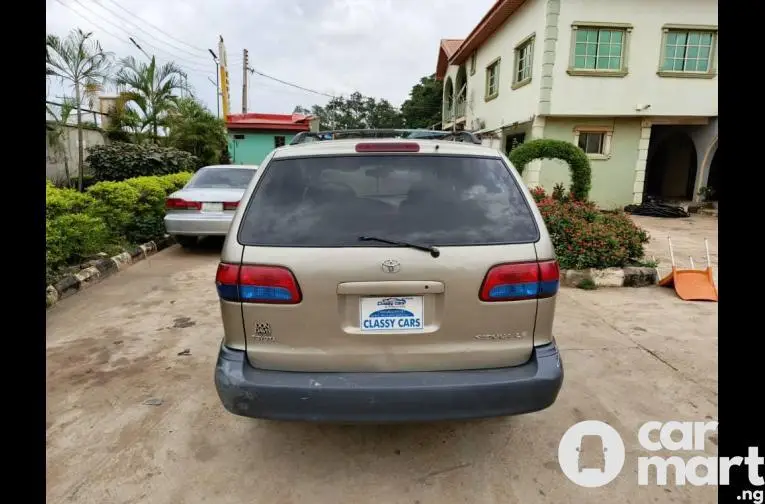 Super Clean 2001 Toyota Sienna - 2/5