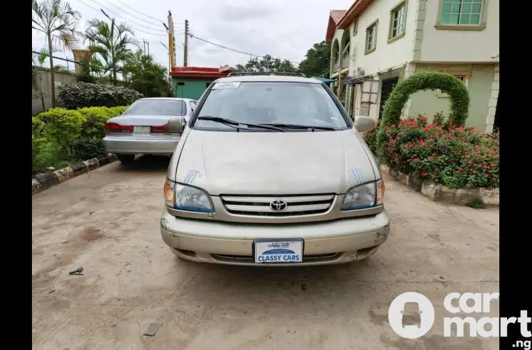 Super Clean 2001 Toyota Sienna - 3/5