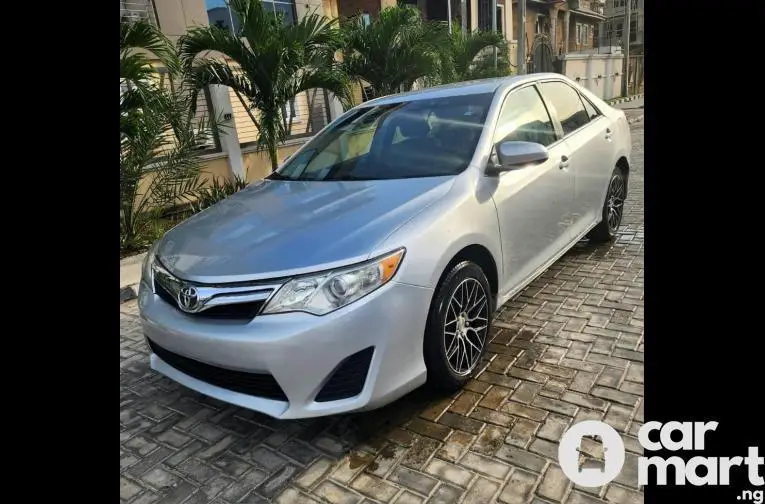 Clean 2014 Toyota Camry LE - 2/5