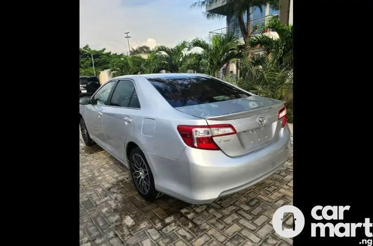 Clean 2014 Toyota Camry LE - 4/5