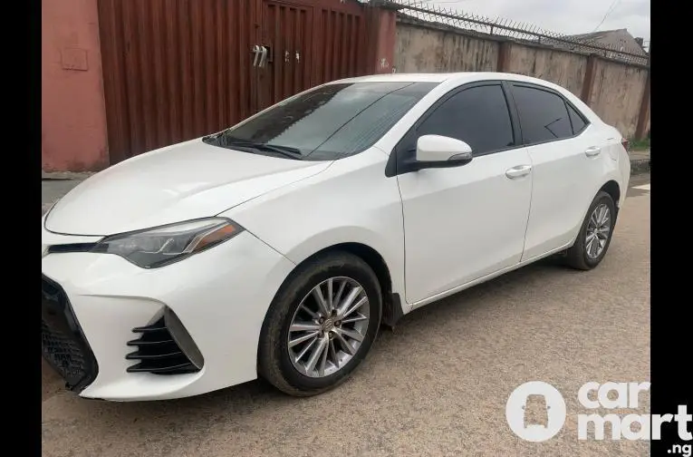 Pre-Owned 2016 Facelift to 2020 Toyota Corolla LE - 3/5