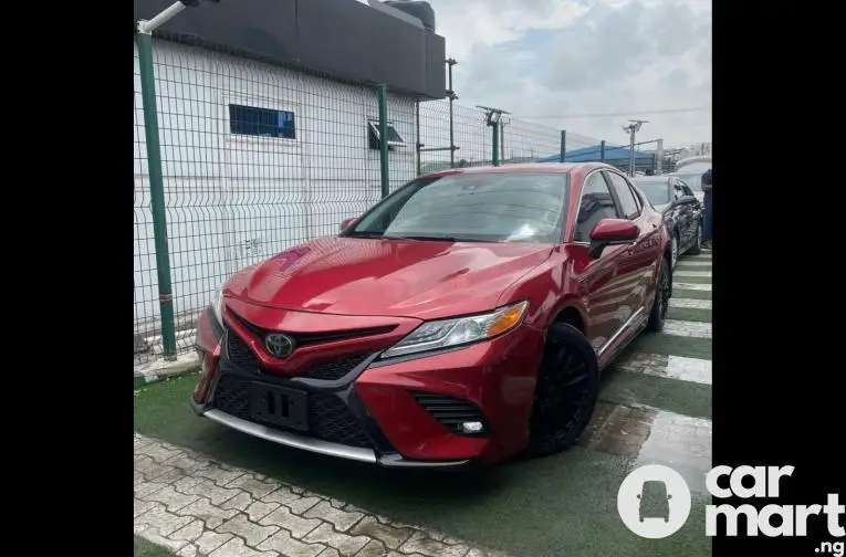 Tokunbo 2020 Toyota Camry SE (Xseries) - 3/5