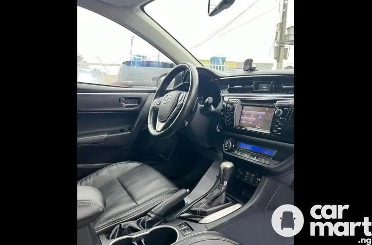 Tokunbo 2017 Toyota Corolla S - 2/5