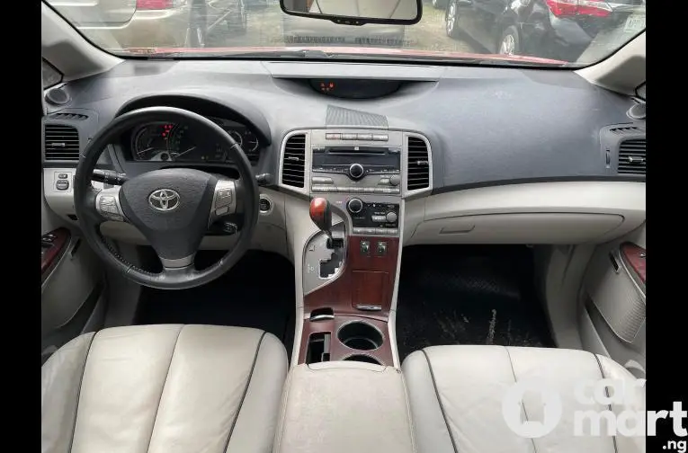 2010 Foreign-used Toyota Venza Limited - 2/5