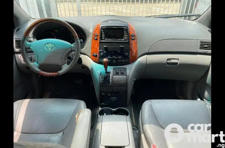 Nigerian Used 2009 Toyota Sienna Limited - 2/5