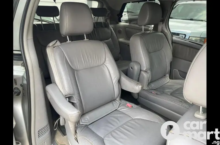 Nigerian Used 2009 Toyota Sienna Limited - 3/5