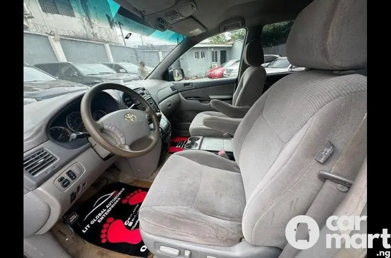 Pre-owned 2005 Toyota Sienna - 2/5