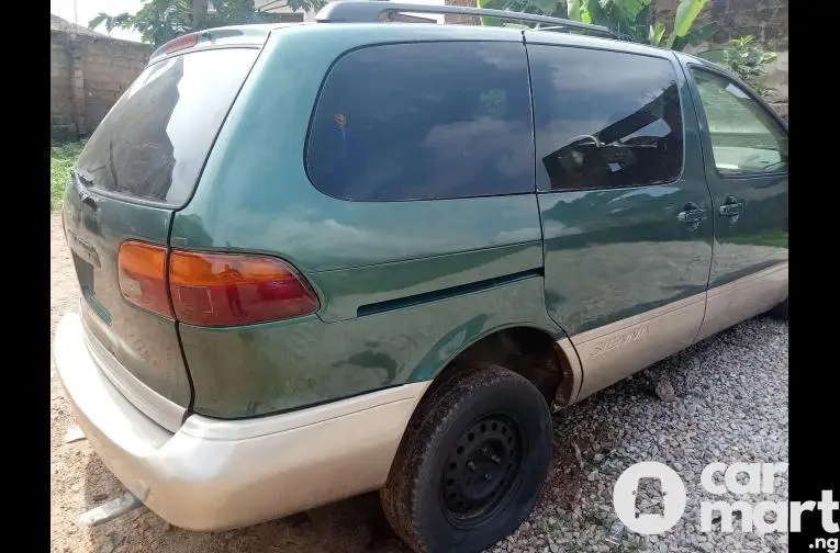 Neatly used 2001 Toyota Sienna - 2/5