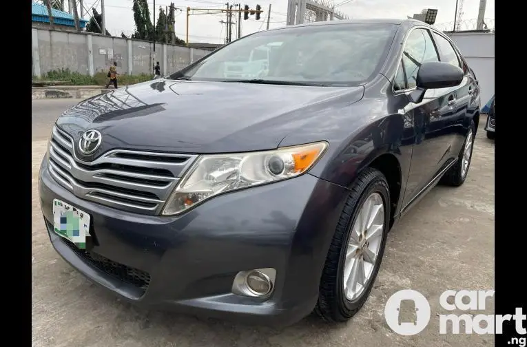 Premium Nigerian Used 2010 Toyota Venza XLE - 1/5