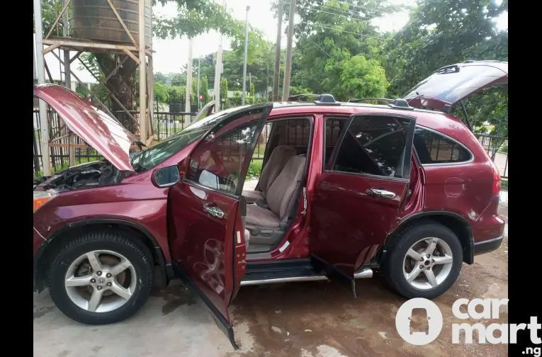 A clean Used Honda CRV 2008 - 3/4