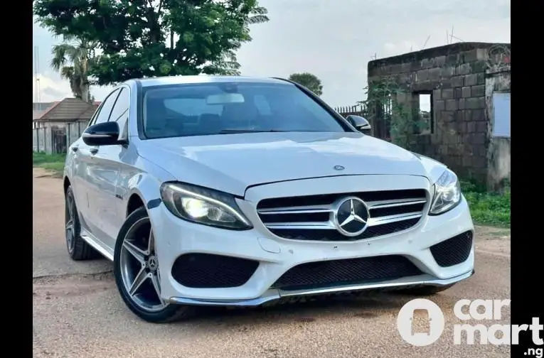 SUPER CLEAN 2016 MERCEDES BENZ C300 AMG TRIM - 1/5