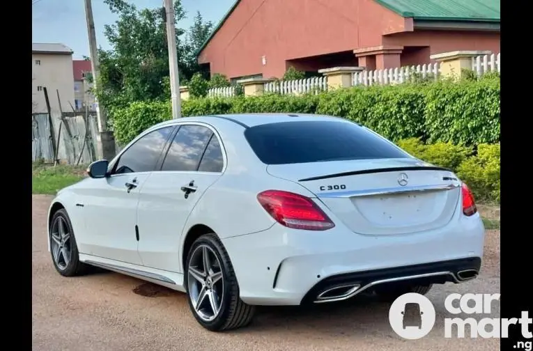 SUPER CLEAN 2016 MERCEDES BENZ C300 AMG TRIM - 4/5