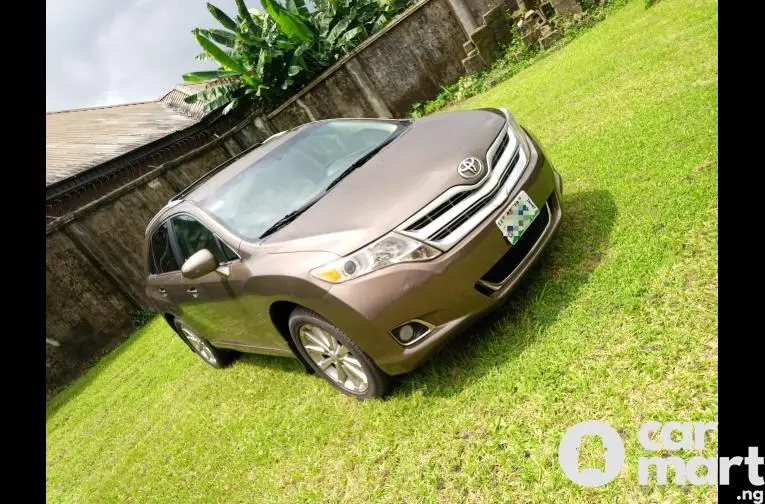 Used 2013 Toyota Venza - 2/5