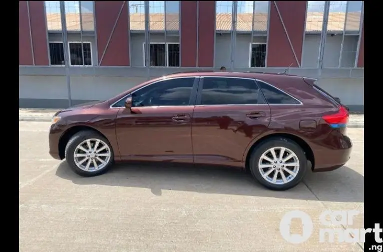 Used 2010 Toyota Venza - 2/5