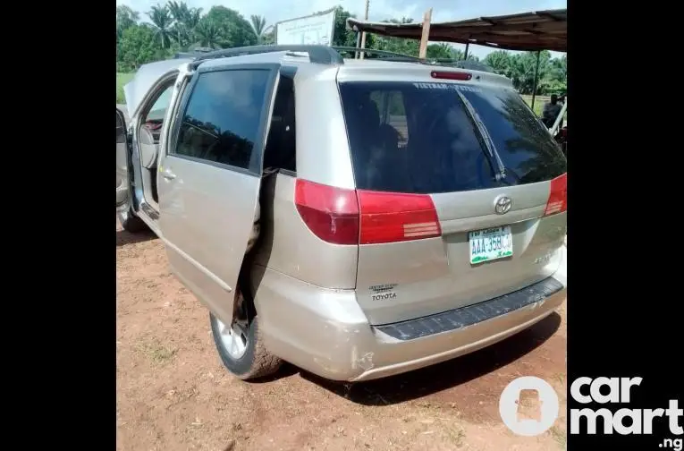 Used 2005 Toyota Sienna - 3/5