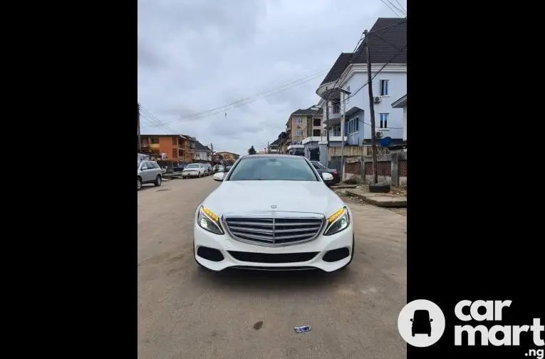 Few months registered 2015 Mercedes-Benz C300 4MATIC (full option) - 1/5