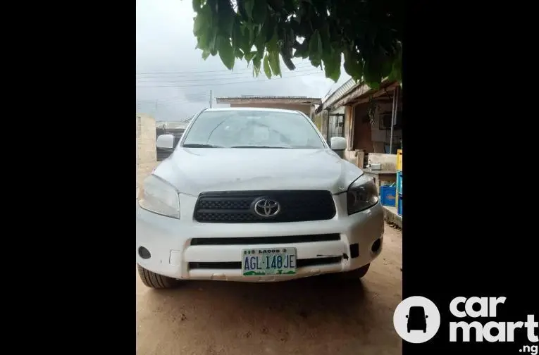 Used Toyota RAV4 2007 White - 1/4