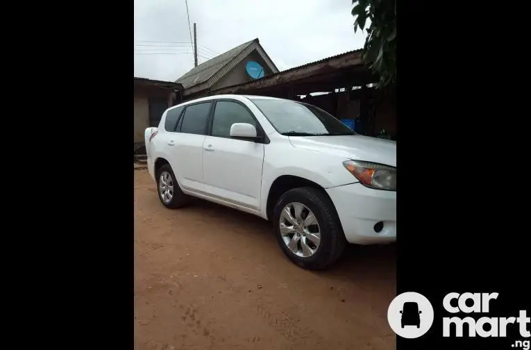 Used Toyota RAV4 2007 White - 2/4