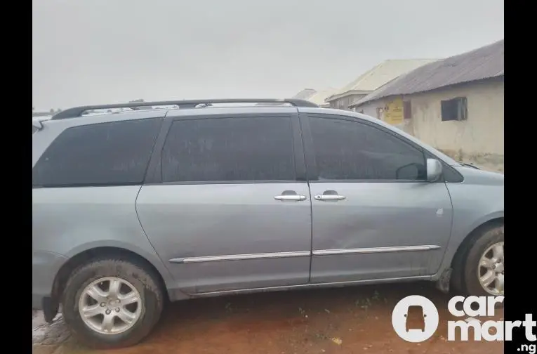 Used 2005 Toyota Sienna - 2/5