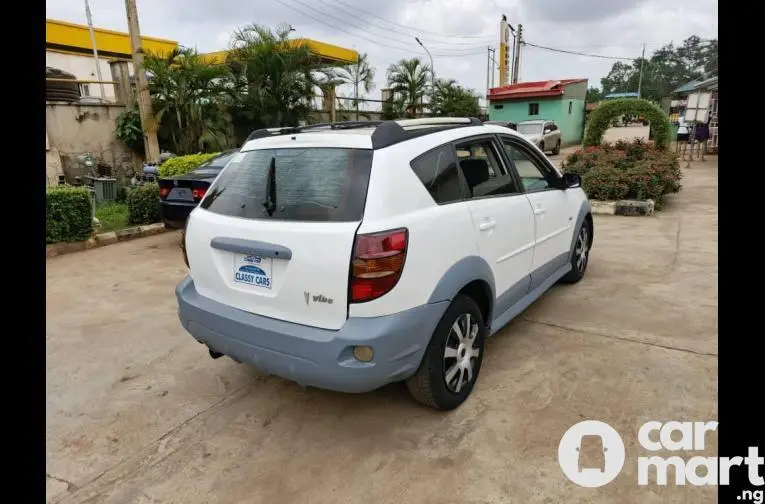 Super Clean 2002 Pontiac Vibe - 2/5