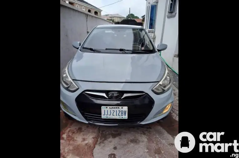 Super Clean 2013 Hyundai Accent With Android Screen - 1/5