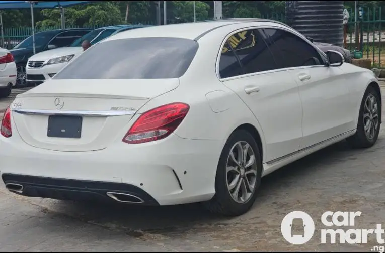 Super clean 2016 Mercedes Benz C300 - 2/5