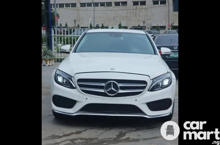 Super clean 2016 Mercedes Benz C300 - 4/5