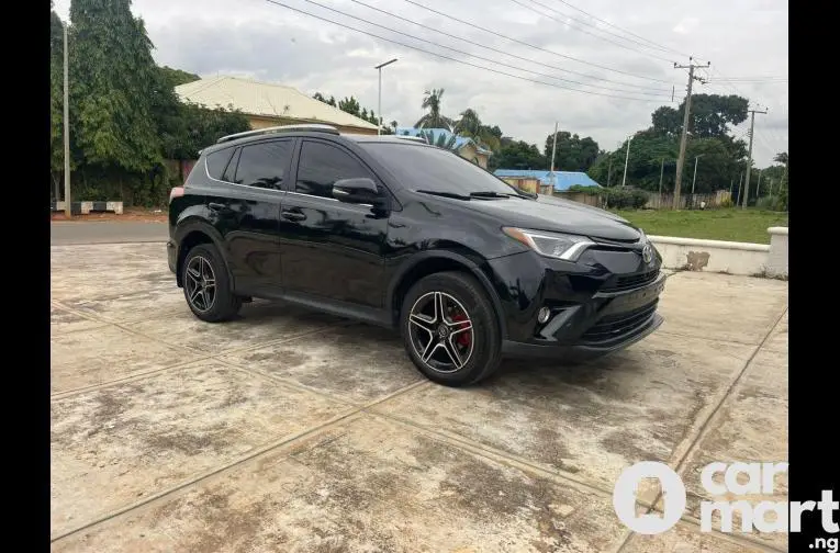 CLEAN 2017 UPGRADED TOYOTA RAV4 - 1/5