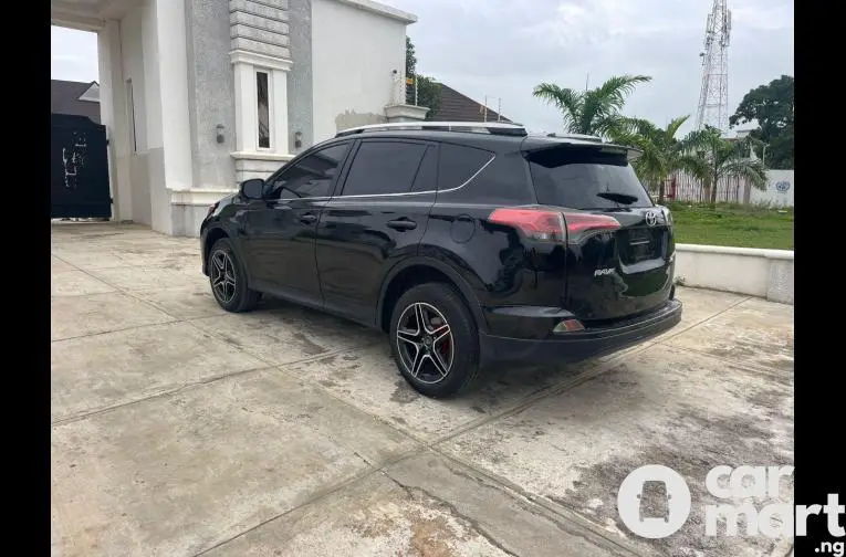 CLEAN 2017 UPGRADED TOYOTA RAV4 - 4/5