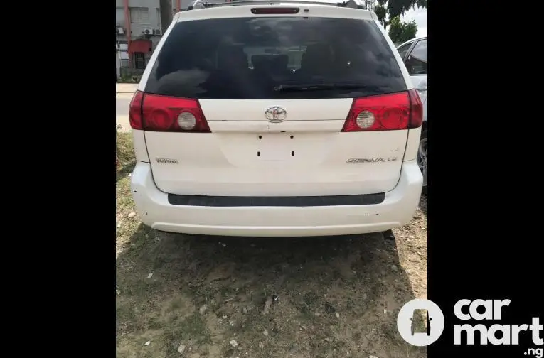 Used Toyota Sienna 2007