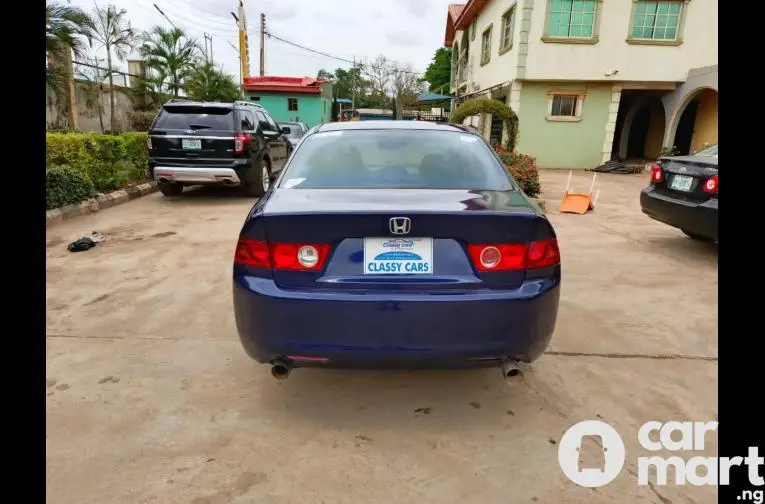 Clean Honda Accord 2004 Model - 2/5