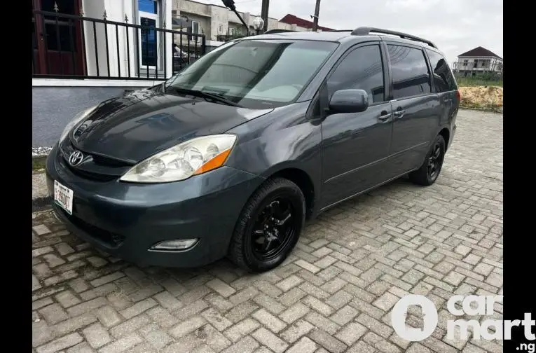 Pre-Owned 2009 Toyota Sienna - 1/5