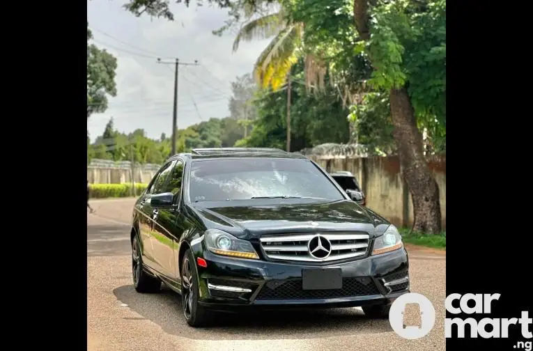 SUPER CLEAN 2012 MERCEDES BENZ C300 - 1/5