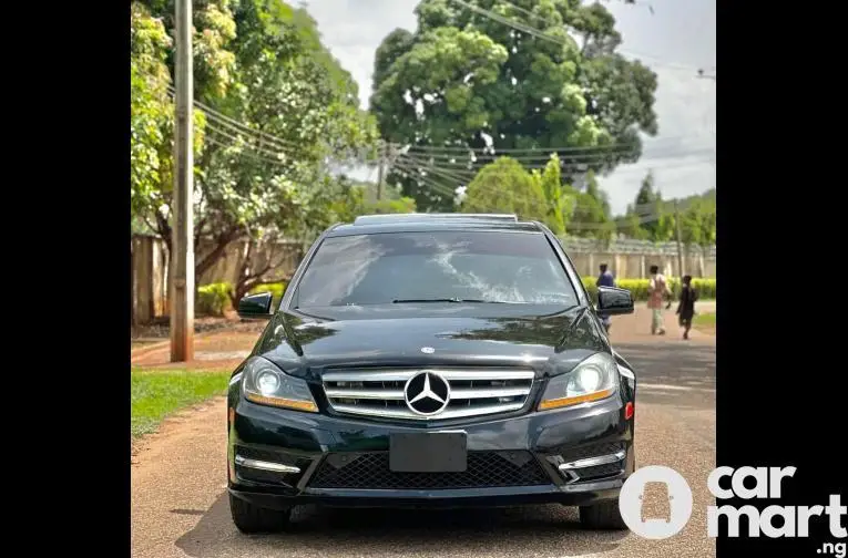 SUPER CLEAN 2012 MERCEDES BENZ C300 - 2/5