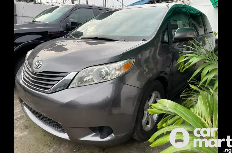 Nigerian Used 2011 Toyota Sienna LE - 1/5