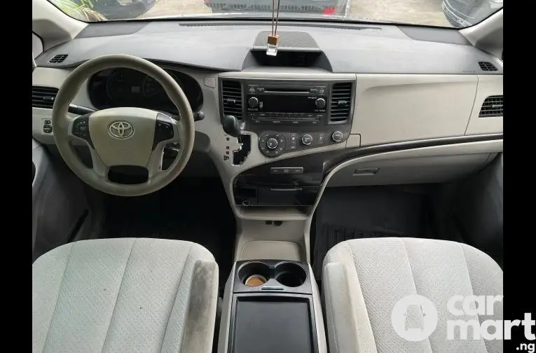 Nigerian Used 2011 Toyota Sienna LE - 2/5