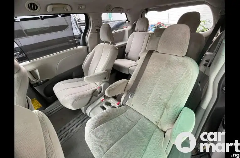 Nigerian Used 2011 Toyota Sienna LE - 3/5