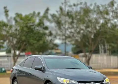 Super clean 2017 Toyota Camry LE - 2/5