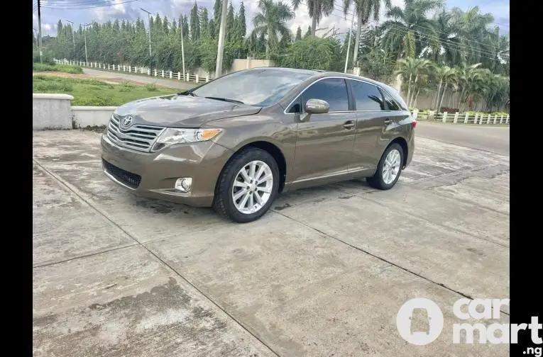 SUPER CLEAN 2010 TOYOTA VENZA - 2/5